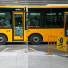 Un autobús circulant per Prat de la Creu.