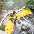 Operaris treballant en el vessament d'hidrocarburs al pont de la Tosca