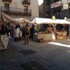 Visitants passejant per les parades del Mercat de la Vall al centre històric de la capital.