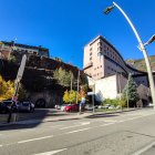 Aparcament sota el túnel del Pont Pla on s’aixecarà l’edifici d’ampliació de l’hospital.