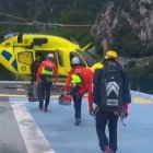 Sortida eh helicòpter dels bombers per rescatar un ciclista ferit a Pal