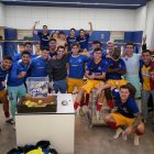 Els jugadors de l’FC Andorra celebren la victòria contra el Real Unión al vestidor, diumenge.