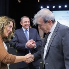 La psiquiatra i ponent Montserrat Dolz saluda el ministre d’Educació, Ladislau Baró.