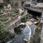 Els treballs al pont de la Tosca per treure l'hidrocarbur de l'aigua continuen