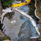 Traces de gasoil ahir al tram del riu Madriu afectat pel vessament de la setmana passada.