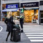 Una turista carregada amb una maleta.