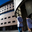 Uns professionals sanitaris a la terrassa de l’hospital.