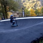 Un nen amb un patinet estranant el pump track