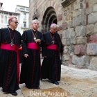 L'arquebisbe Joan-Enric Vives flanquejat per dos col·legues