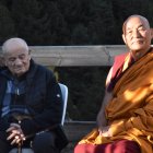 El mossèn Ramon de Canillo i el monge budista Lama Wangchen durant la inauguració de la ruta de la Pau.