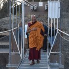 El monge budista travessant el pont tibetà.