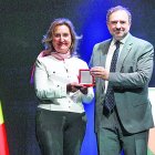 Marquet rebent la medalla del rector de l’UdA, Juli Minoves.