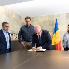 El cònsol general de Portugal, Duarte Nuno Gonçalves Jorge Pinto da Rocha signant el llibre d'honor en presència dels cònsols comunals