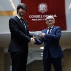 El ministre de Finances, Ramon Lladós entrega el pressupost al síndic general, Carles Ensenyat, aquest matí