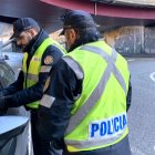 Agents de policia fent controls d'alcoholèmia a conductors