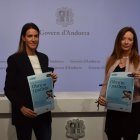 Cristina Pérez i Helena Mas amb els amb els 'flyers' promocionals del xat de suport emocional per a joves.