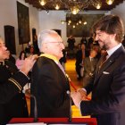 El síndic general, Carles Ensenyat, ha condecorat amb la Creu dels Set Braços a l’exsíndic general Albert Gelabert