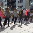 Alumnes participant en la classe magistral de zumba durant la primera edició.