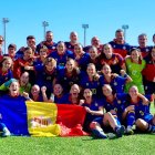 La selecció celebra la victòria.