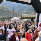 Els participants de l'11a Caminada contra el càncer creuant la línia de sortida.