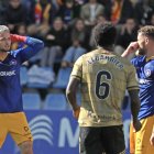 A l’esquerra, el davanter de l’FC Andorra Manu Nieto es lamenta d’una ocasió perduda, ahir a l’Estadi Nacional.