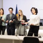 Cristina Pérez, Guillem Casal, Mariona Cadena i Isabella Vargas amb els productes reutilitzables de la campanya sostenible