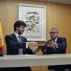 El síndic general, Carles Ensenyat, i el director general de FEDA, Albert Moles, durant la signatura del conveni a través del qual el Consell rep el segell de Llum Verda.