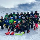 L'equip tècnic i els esquiadors del grup EEBE sub-16