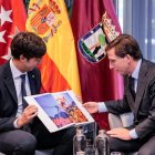 El cònsol major d'Andorra la Vella, Sergi González, mostran un llibre amb imatges d'andorra a l'alcalde de Madrid, José Luis Martínez-Almeida, en la trobada d'ahir