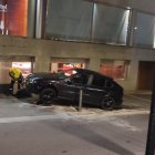 El cotxe accidentat aquest matí a l'avinguda del Fener amb els bombers netejant la via