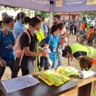 Voluntaris en una carpa de l’ajuntament de València.