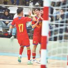 Els jugadors de la selecció celebrant un dels gols, ahir als Serradells.