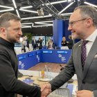 El president d'Ucraïna, Volodymyr Zelensky amb el cap de Govern, Xavier Espot en la reunió de la Comunitat Política Europea a Budapest