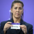 L’exinternacional anglesa Fara Williams mostrant la papereta d’Andorra.