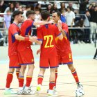 La selecció celebrant un gol contra Moldàvia.