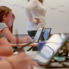 Nens de primer d'eso a l'escola andorrana de secundaria fent anar l'ipad.