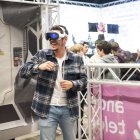 Un jove gaudeix de les Apple Vision Pro.