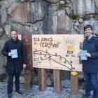 El cònsol major d’Andorra la Vella, Sergi González, i el ministre de Turisme i Comerç, Jordi Torres, inaugurant la nova ruta 'Els amics de l’Estevet'.