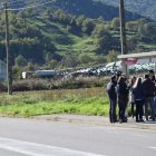 Els mossos i les autoritats judicials a la parada de bus de Coll de Nargó on ha començat la reconstrucció dels fets