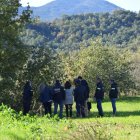 Funcionaris judicials i els investigadors de la policia catalana inspeccionant el lloc dels fets, ahir.