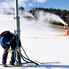 Tècnics treballant en els canons d’innivació a Pal.