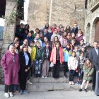 Infants de l'escola andorrana i francesa d'Ordino, juntament amb els cònsols davant del comú