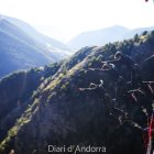 Tres persones fan jumping des del pont tibetà