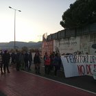 Els manifestants tallant la circulació a l’altura de Berga.