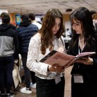 Dues estudiants a la fira