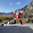 El pare noel presideix el poblet de Nadal de la plaça del poble