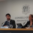 Els consellers generals, Cerni Escalé i Maria Àngels Aché, a la presentació de l'esmena a la totalitat del pressupost al Consell General