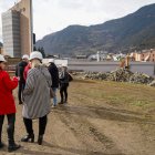 Les autoritats durant la visita a les obres del casal de la gent gran, aquest dimecres al matí.