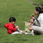 Una família en un parc.