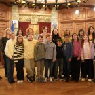 Els escolars i els representants del comú de Sant Julià al Consell d'Infants avui